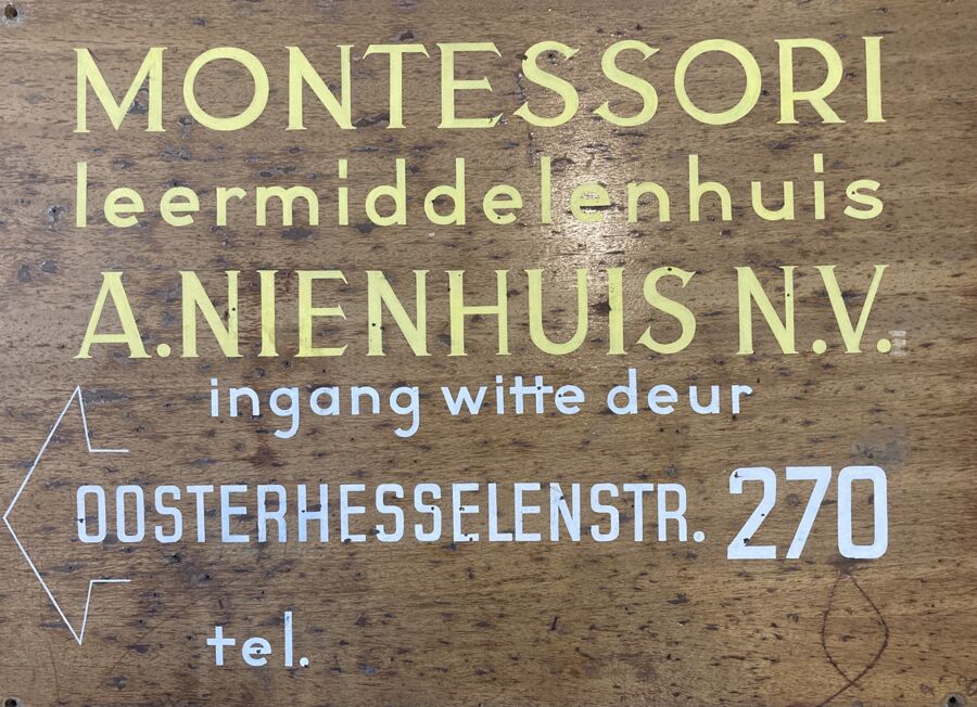 Sign, Montessori Leermiddelenhuis